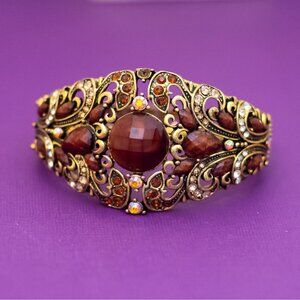 7 inch, Vintage Brown Center Bead Gold Tone Victorian Hinge Bangle - Q41